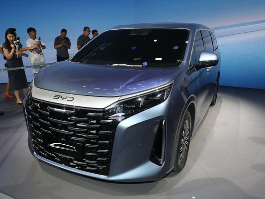 Yeni Sürüm En Son BYD Xia MPV Ailede Kullanımı 7 Koltuklu Hibrit Gaz 1.5T EV Aracı